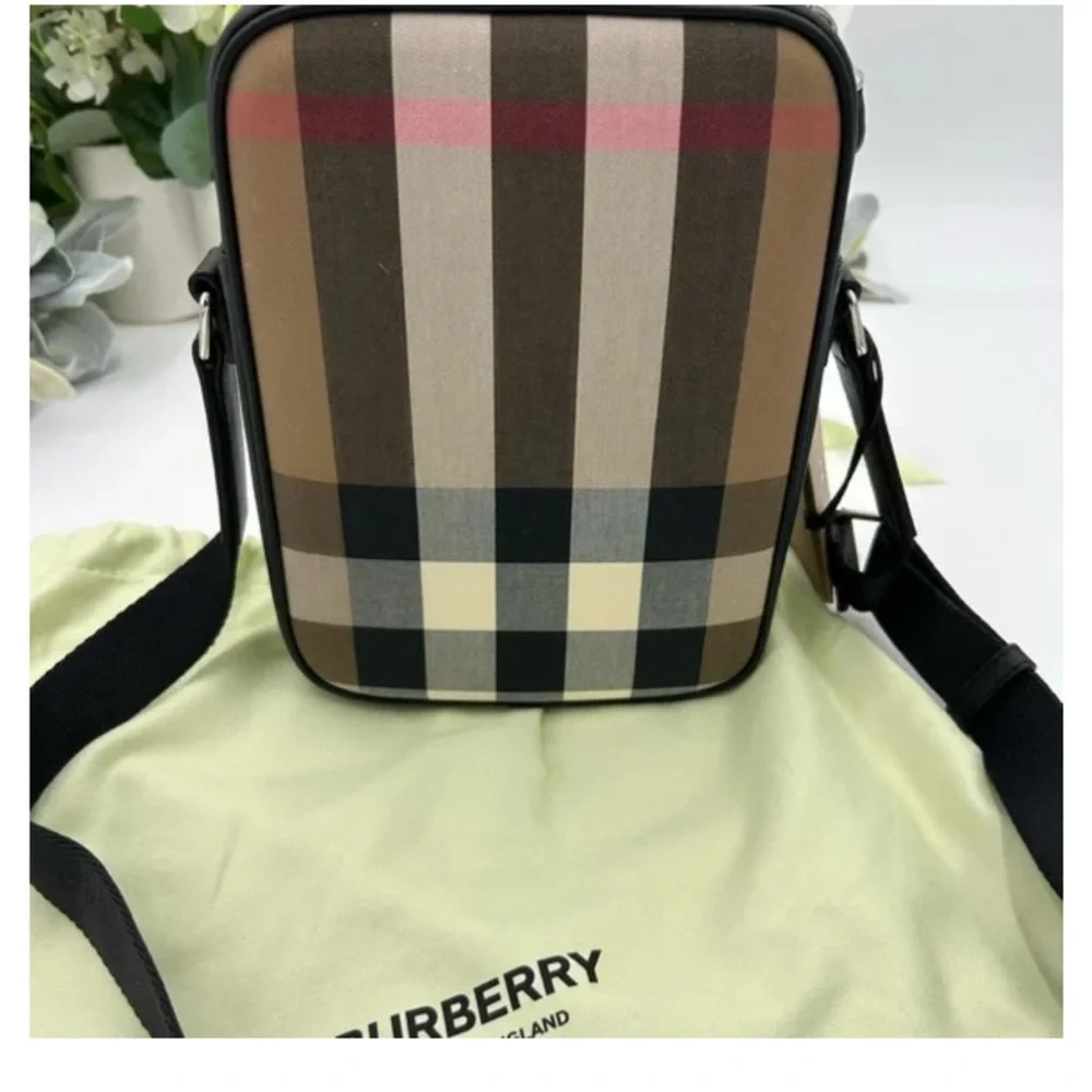 Burberry paddy check canvas vertical Crossbody camera bag NWT - Picture 2 of 6